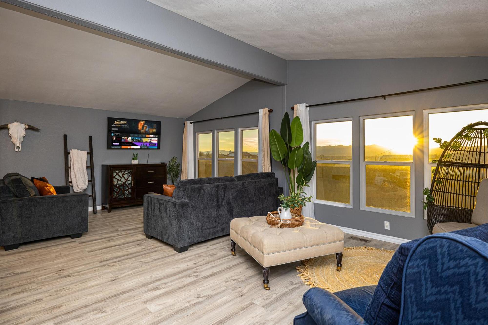 Magnificent & Tranquil Home, Mountain Views , 8 Mins To Casinos & River, Fire Pit, Bbq Bullhead City